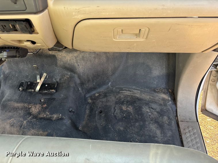 image for item EM5067 2006 Ford F350 Super Duty XL utility bed pickup truck