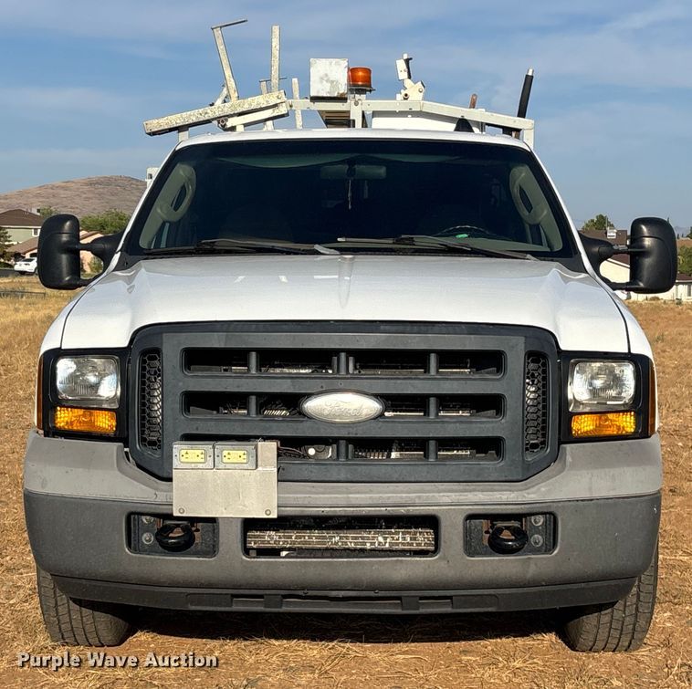 image for item EM5068 2006 Ford F350 Super Duty XL utility bed pickup truck
