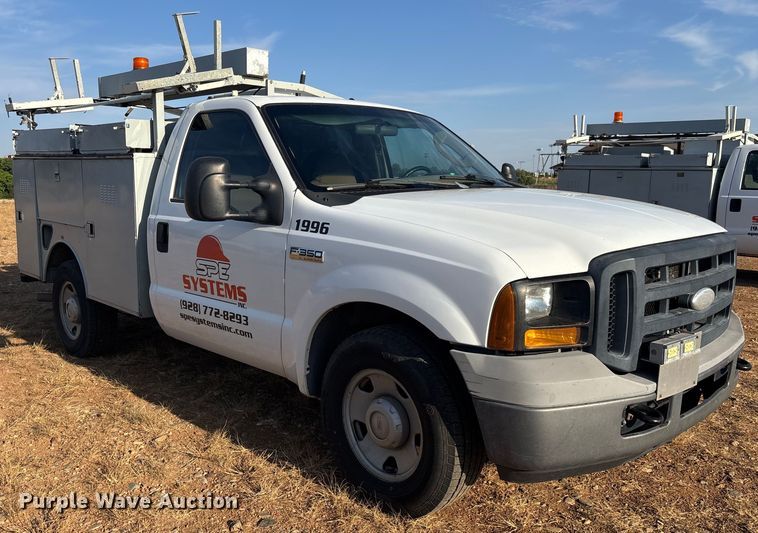 image for item EM5068 2006 Ford F350 Super Duty XL utility bed pickup truck