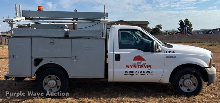 image for item EM5068 2006 Ford F350 Super Duty XL utility bed pickup truck