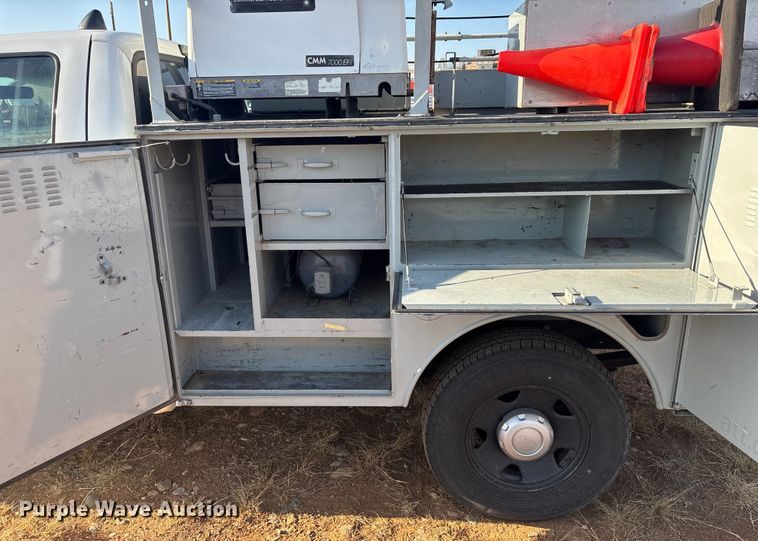 image for item EM5068 2006 Ford F350 Super Duty XL utility bed pickup truck