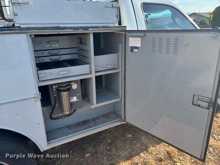 image for item EM5068 2006 Ford F350 Super Duty XL utility bed pickup truck