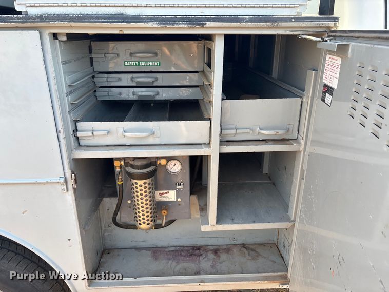 image for item EM5068 2006 Ford F350 Super Duty XL utility bed pickup truck