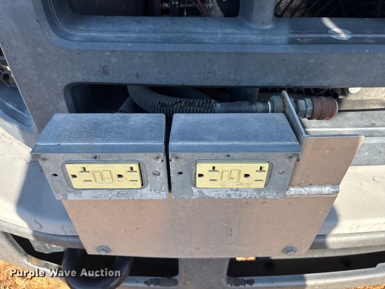 image for item EM5068 2006 Ford F350 Super Duty XL utility bed pickup truck