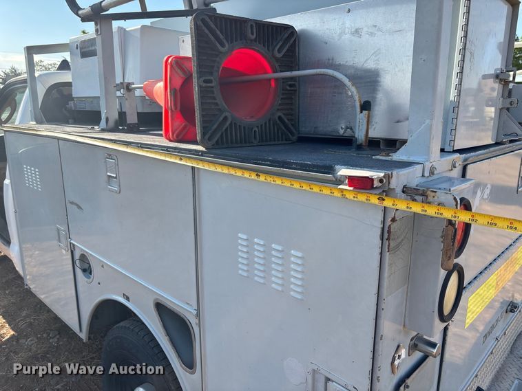 image for item EM5068 2006 Ford F350 Super Duty XL utility bed pickup truck