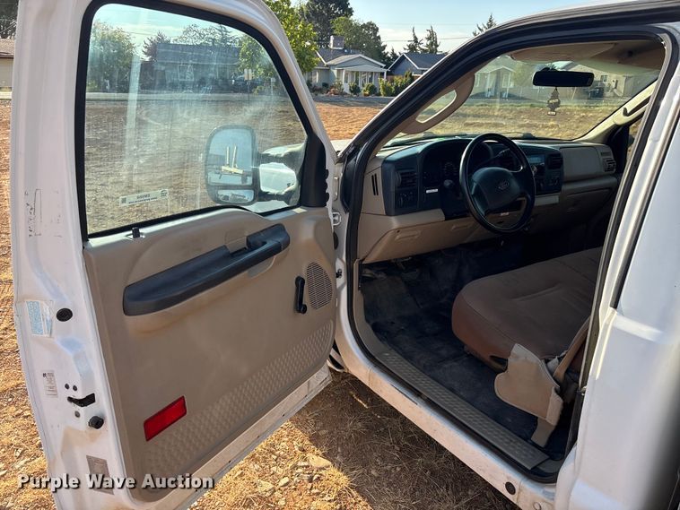 image for item EM5068 2006 Ford F350 Super Duty XL utility bed pickup truck