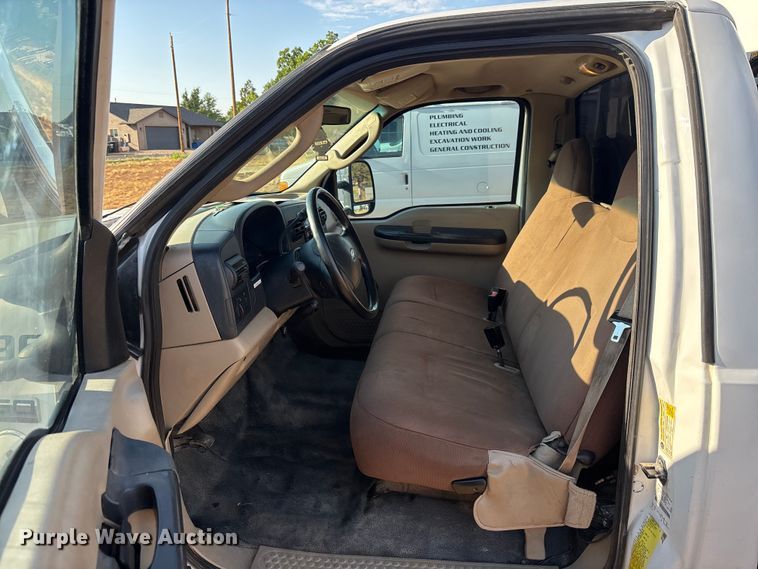 image for item EM5068 2006 Ford F350 Super Duty XL utility bed pickup truck