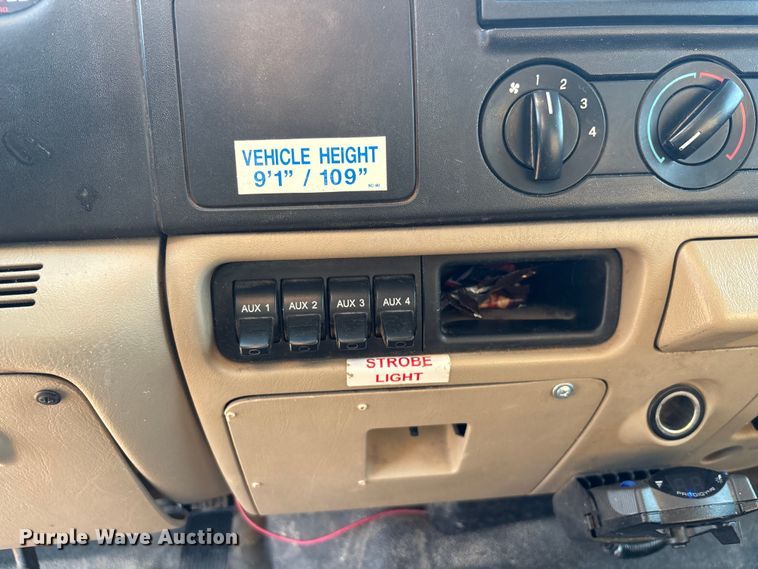 image for item EM5068 2006 Ford F350 Super Duty XL utility bed pickup truck