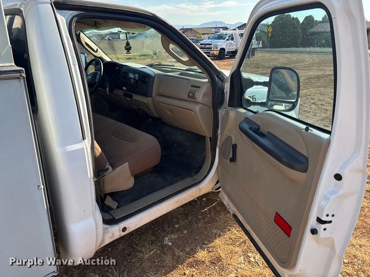 image for item EM5068 2006 Ford F350 Super Duty XL utility bed pickup truck