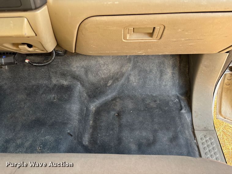 image for item EM5068 2006 Ford F350 Super Duty XL utility bed pickup truck