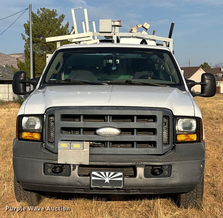 image for item EM5069 2006 Ford F350 Super Duty XL  utility bed pickup truck