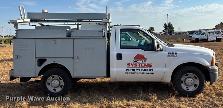 image for item EM5069 2006 Ford F350 Super Duty XL  utility bed pickup truck