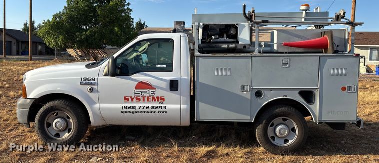 image for item EM5069 2006 Ford F350 Super Duty XL  utility bed pickup truck