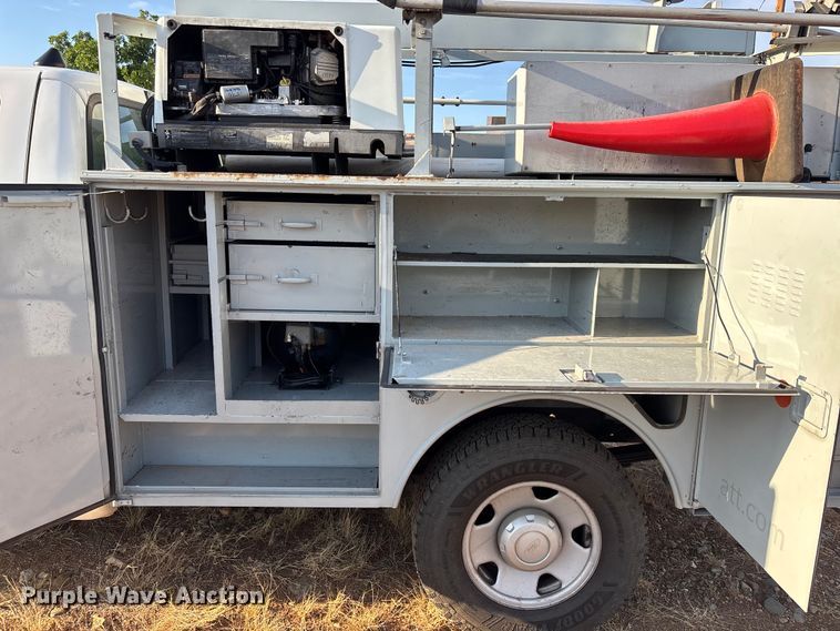 image for item EM5069 2006 Ford F350 Super Duty XL  utility bed pickup truck