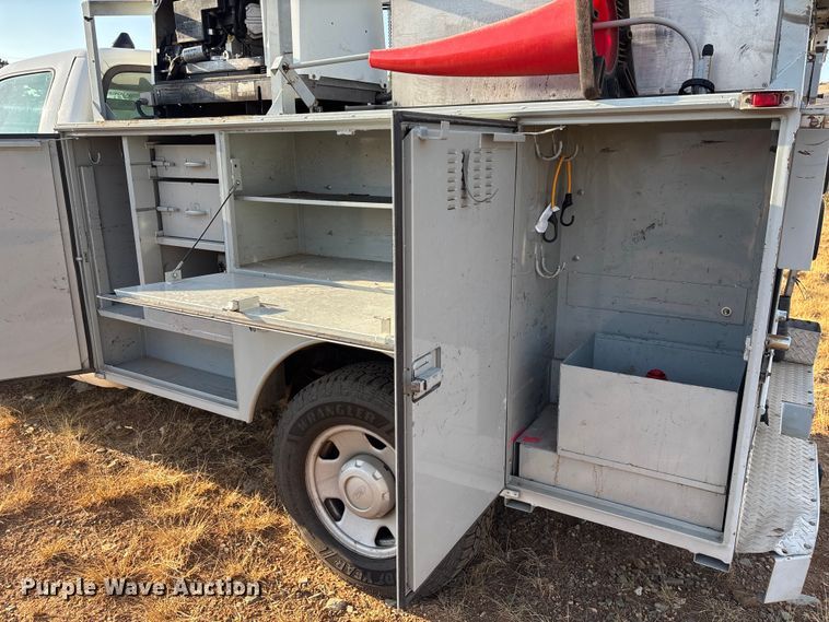 image for item EM5069 2006 Ford F350 Super Duty XL  utility bed pickup truck