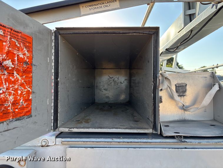 image for item EM5069 2006 Ford F350 Super Duty XL  utility bed pickup truck