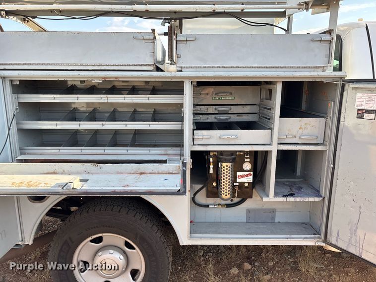 image for item EM5069 2006 Ford F350 Super Duty XL  utility bed pickup truck