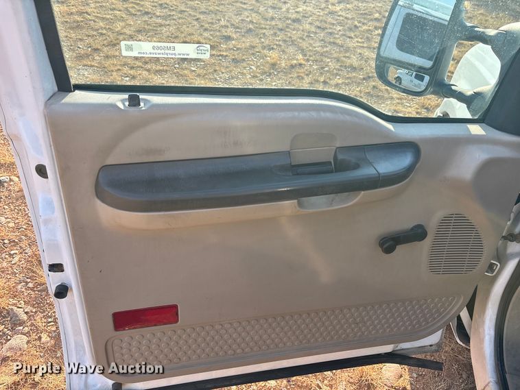 image for item EM5069 2006 Ford F350 Super Duty XL  utility bed pickup truck