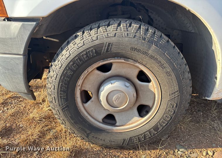 image for item EM5069 2006 Ford F350 Super Duty XL  utility bed pickup truck