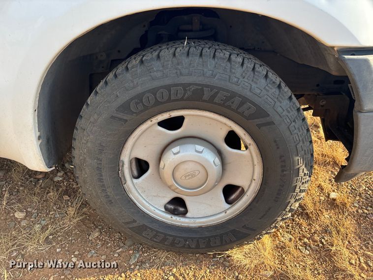 image for item EM5069 2006 Ford F350 Super Duty XL  utility bed pickup truck