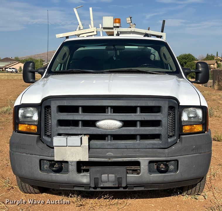 image for item EM5071 2006 Ford F350 Super Duty XL  utility bed pickup truck