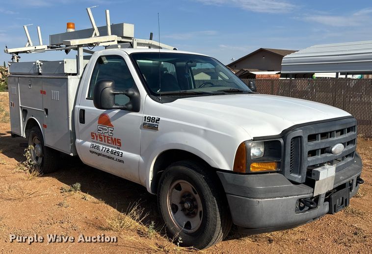 image for item EM5071 2006 Ford F350 Super Duty XL  utility bed pickup truck