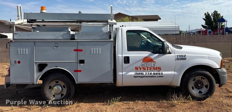 image for item EM5071 2006 Ford F350 Super Duty XL  utility bed pickup truck