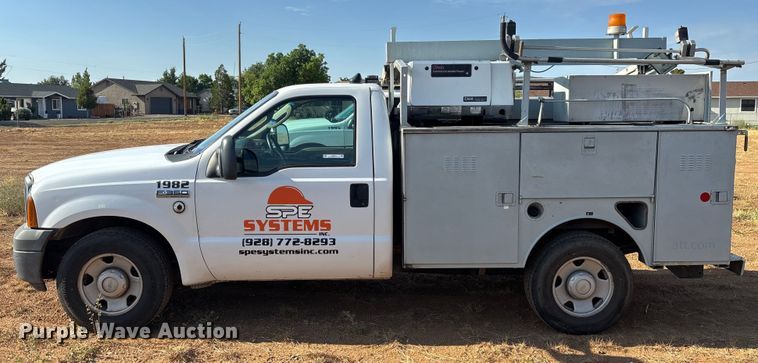 image for item EM5071 2006 Ford F350 Super Duty XL  utility bed pickup truck