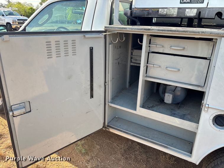 image for item EM5071 2006 Ford F350 Super Duty XL  utility bed pickup truck