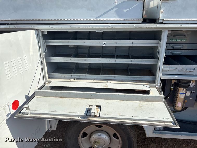 image for item EM5071 2006 Ford F350 Super Duty XL  utility bed pickup truck