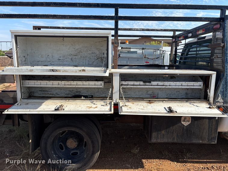 image for item EM5072 2002 Ford F450 Super Duty flatbed truck