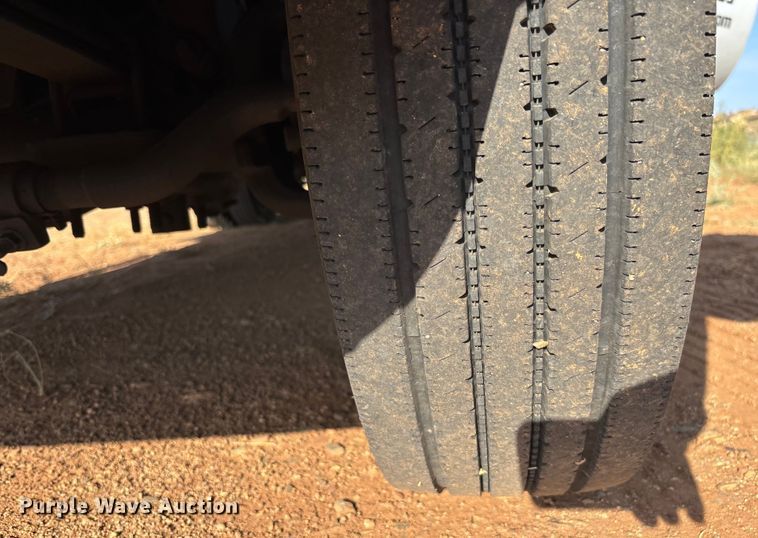 image for item EM5072 2002 Ford F450 Super Duty flatbed truck