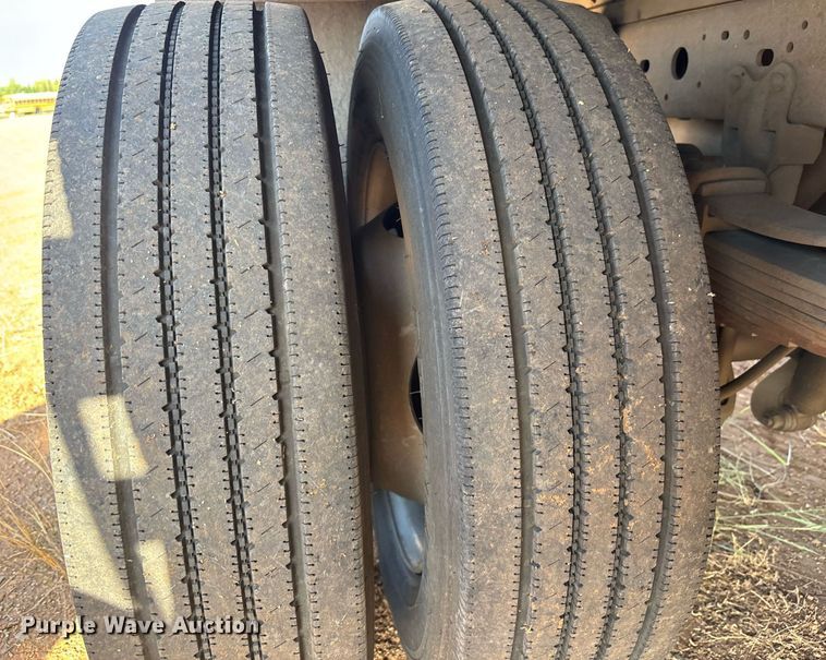 image for item EM5072 2002 Ford F450 Super Duty flatbed truck