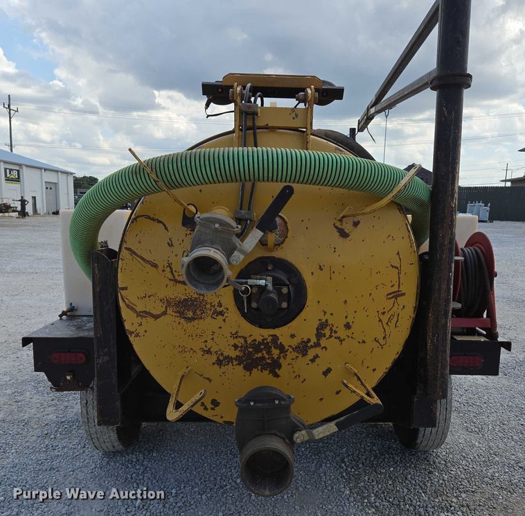 image for item EN2082 2014 Vac-Tron LP833SDT vacuum excavator