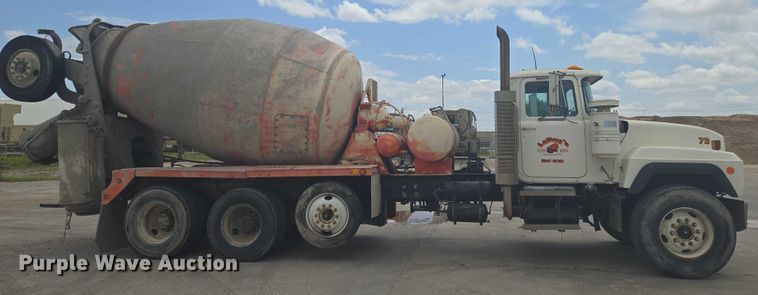image for item EN8198 1998 Mack RD690S ready mix truck