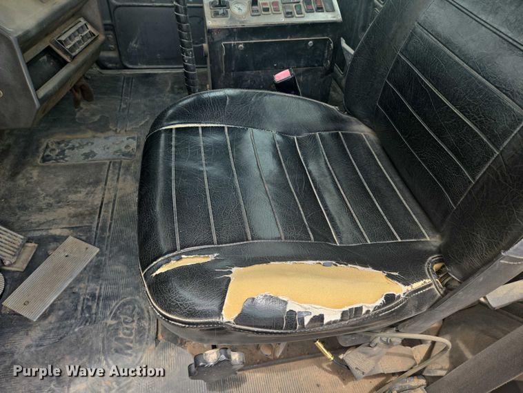 image for item EN8198 1998 Mack RD690S ready mix truck