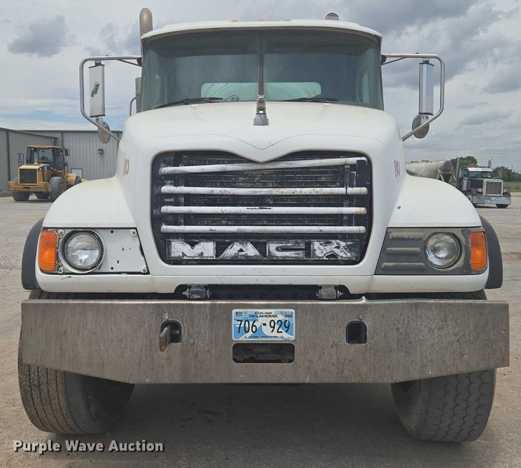 image for item EN8199 2005 Mack CV513 ready mix truck