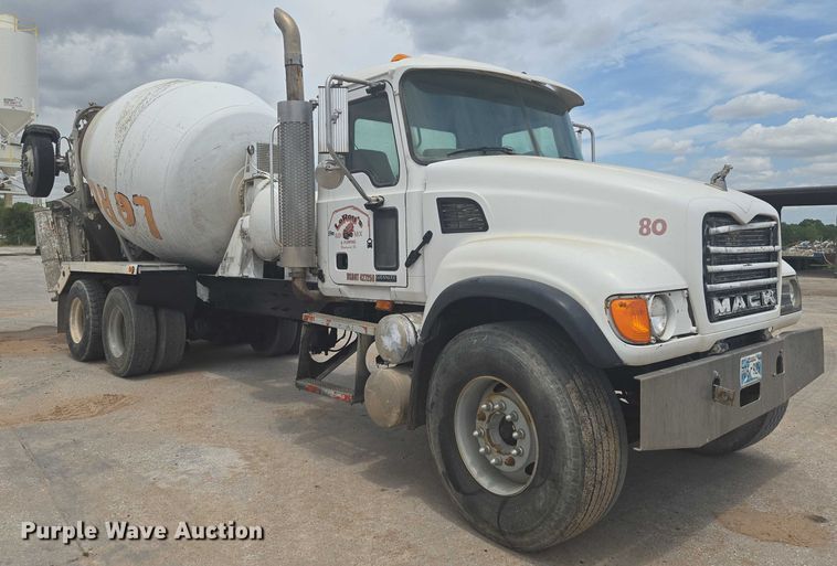 image for item EN8199 2005 Mack CV513 ready mix truck