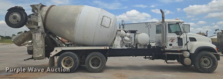 image for item EN8199 2005 Mack CV513 ready mix truck