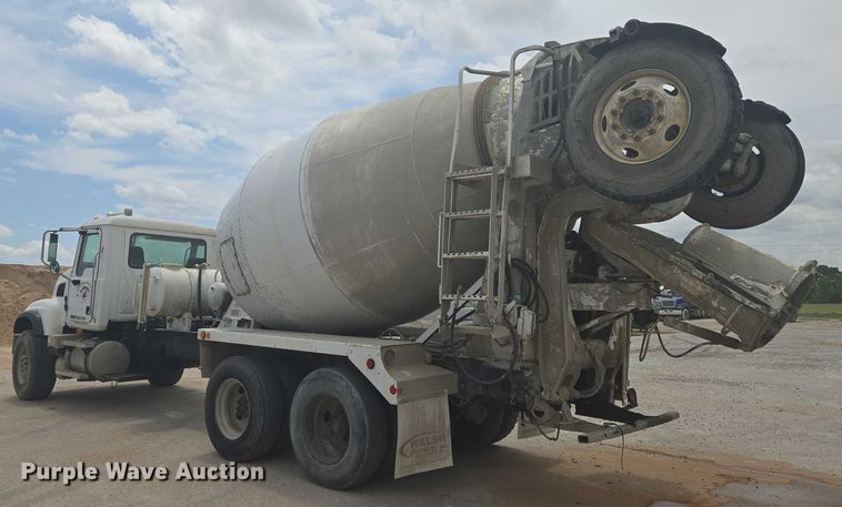 image for item EN8199 2005 Mack CV513 ready mix truck