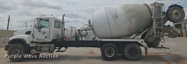 image for item EN8199 2005 Mack CV513 ready mix truck