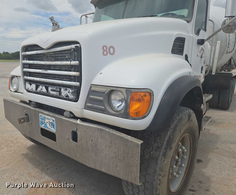 image for item EN8199 2005 Mack CV513 ready mix truck
