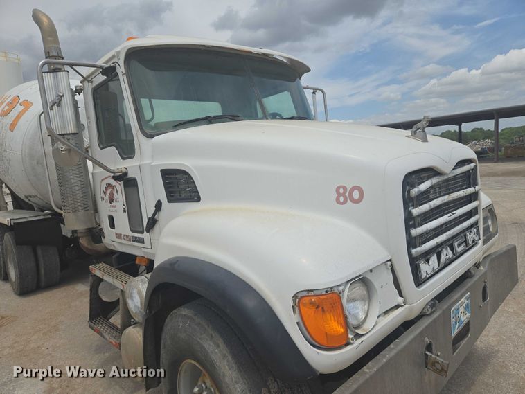 image for item EN8199 2005 Mack CV513 ready mix truck
