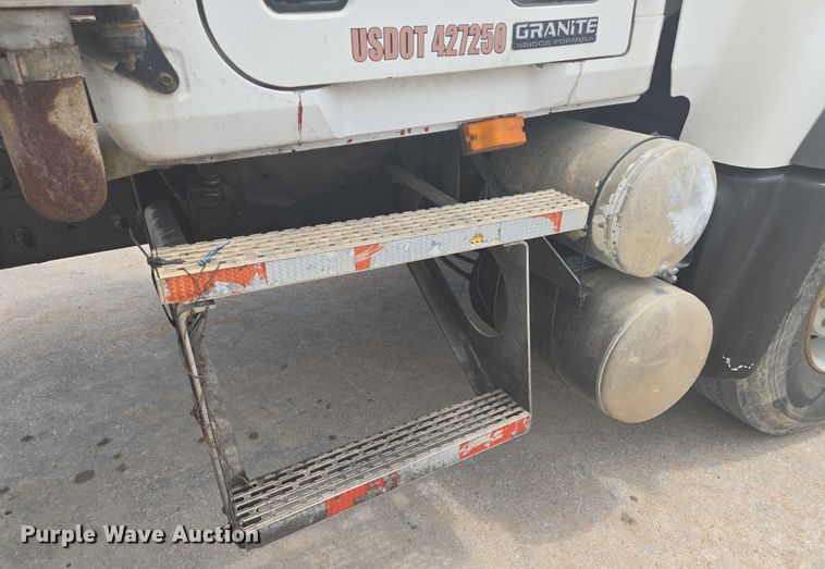 image for item EN8199 2005 Mack CV513 ready mix truck