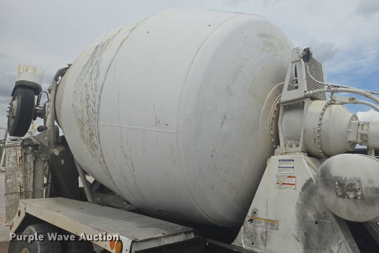 image for item EN8199 2005 Mack CV513 ready mix truck