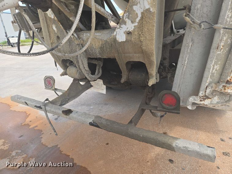 image for item EN8199 2005 Mack CV513 ready mix truck