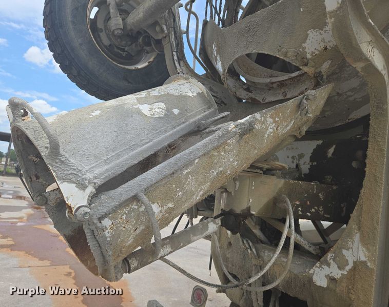 image for item EN8199 2005 Mack CV513 ready mix truck