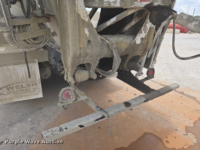 image for item EN8199 2005 Mack CV513 ready mix truck