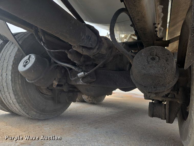 image for item EN8199 2005 Mack CV513 ready mix truck