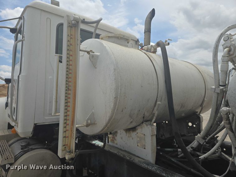 image for item EN8199 2005 Mack CV513 ready mix truck